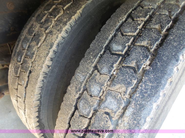 image for item L4837 1995 International 9400 semi truck