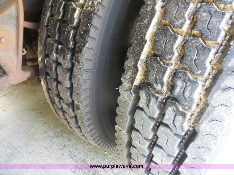 image for item L4837 1995 International 9400 semi truck