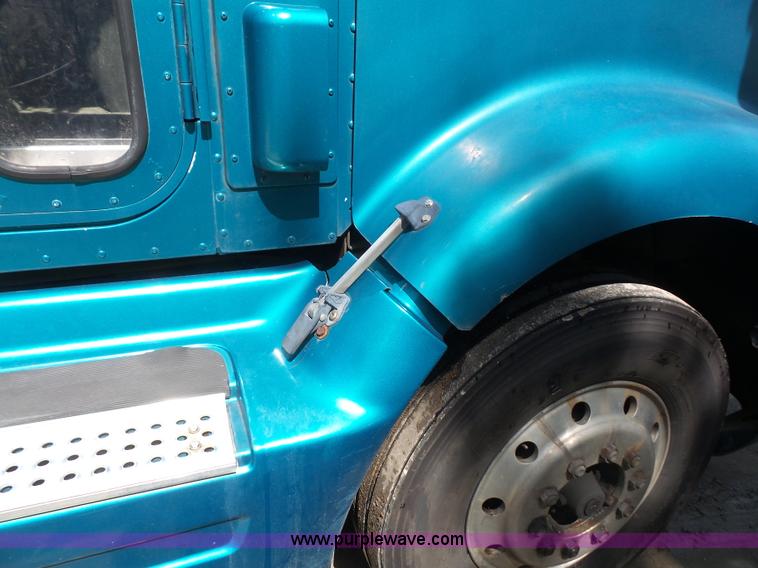 image for item L4837 1995 International 9400 semi truck