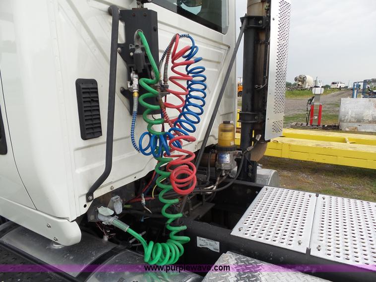 image for item L5505 2011 International TranStar 8600 semi truck