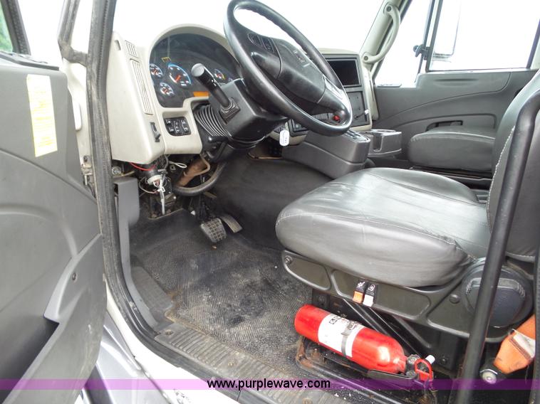 image for item L5505 2011 International TranStar 8600 semi truck