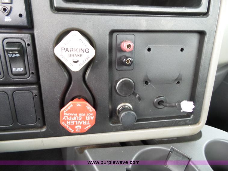 image for item L5505 2011 International TranStar 8600 semi truck