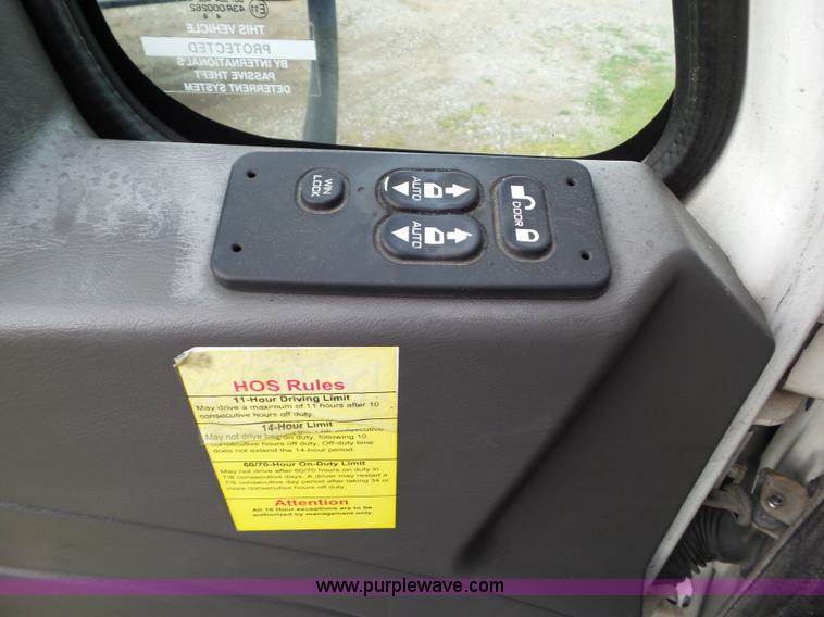 image for item L5505 2011 International TranStar 8600 semi truck