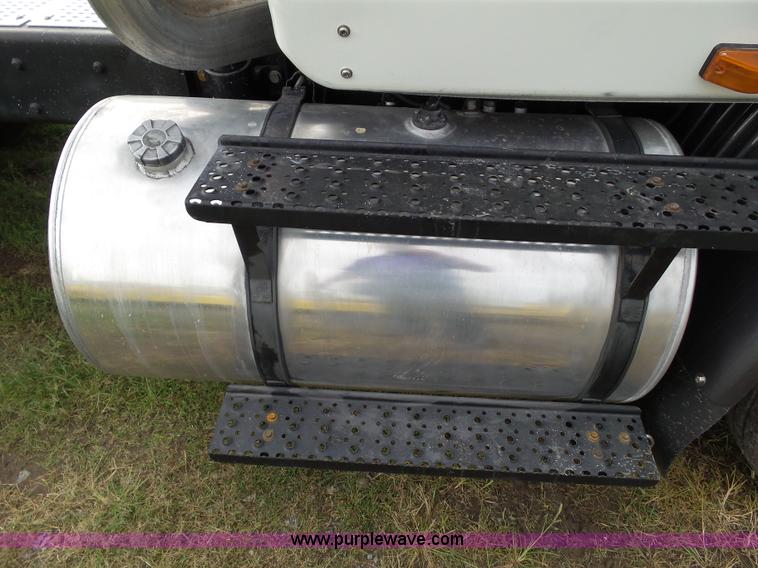 image for item L5505 2011 International TranStar 8600 semi truck