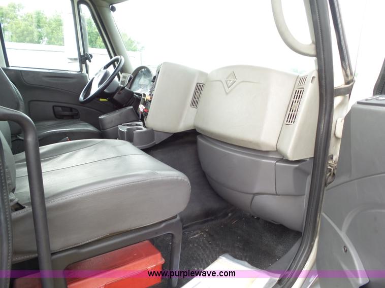 image for item L5505 2011 International TranStar 8600 semi truck