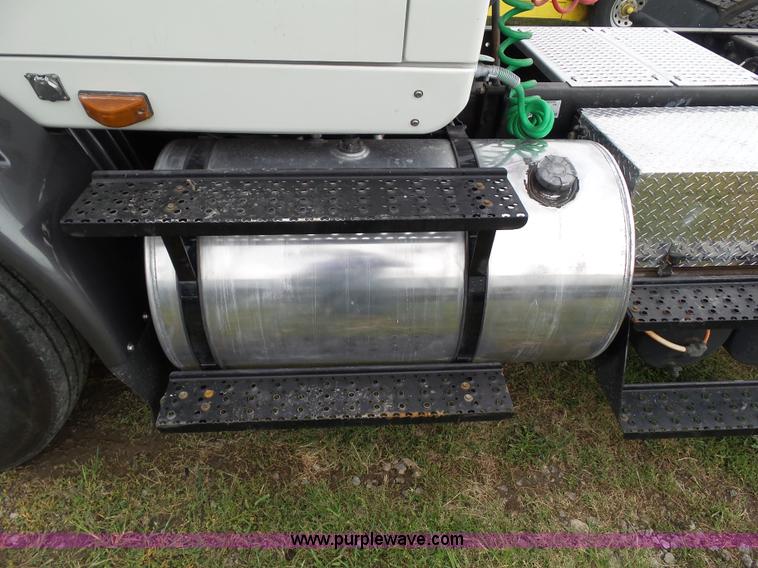 image for item L5505 2011 International TranStar 8600 semi truck