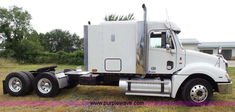 image for item L5509 2006 Freightliner Columbia semi truck