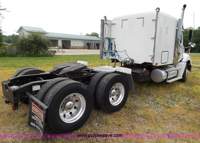 image for item L5509 2006 Freightliner Columbia semi truck