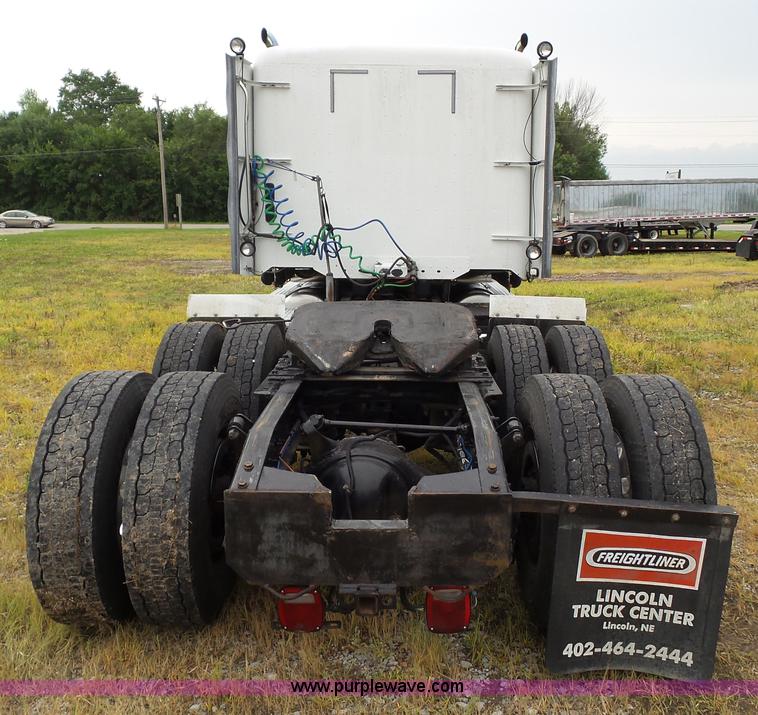 image for item L5509 2006 Freightliner Columbia semi truck