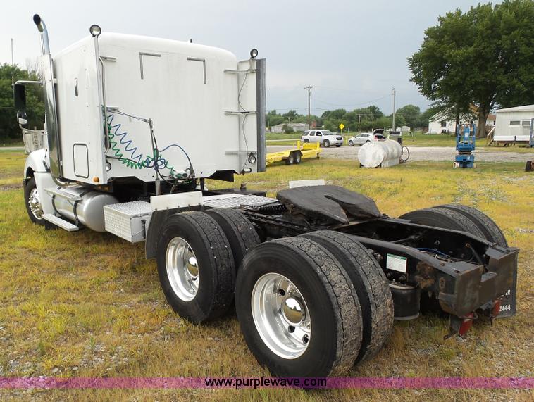 image for item L5509 2006 Freightliner Columbia semi truck