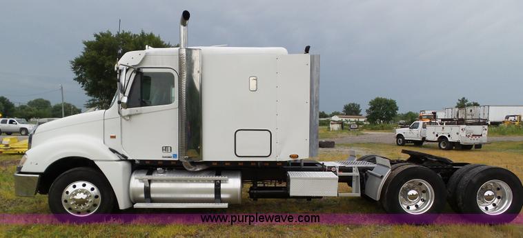 image for item L5509 2006 Freightliner Columbia semi truck