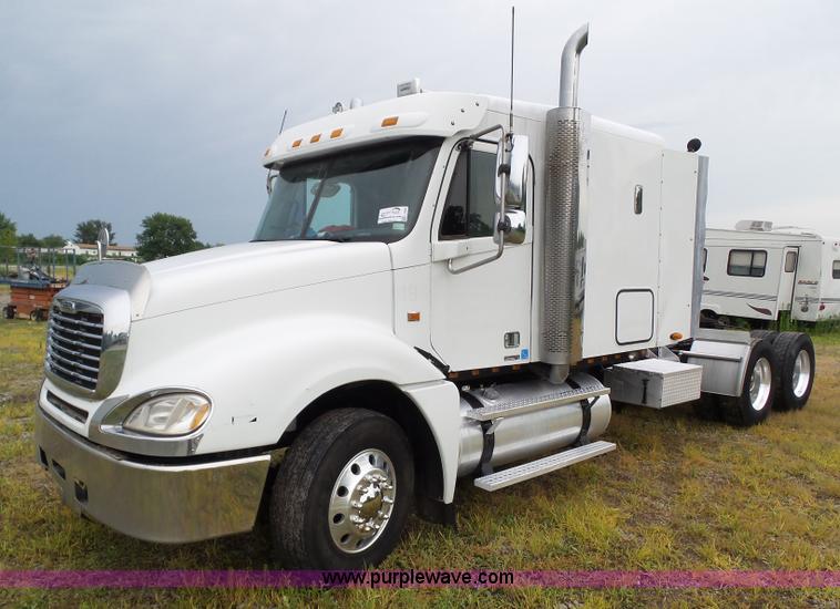 image for item L5509 2006 Freightliner Columbia semi truck