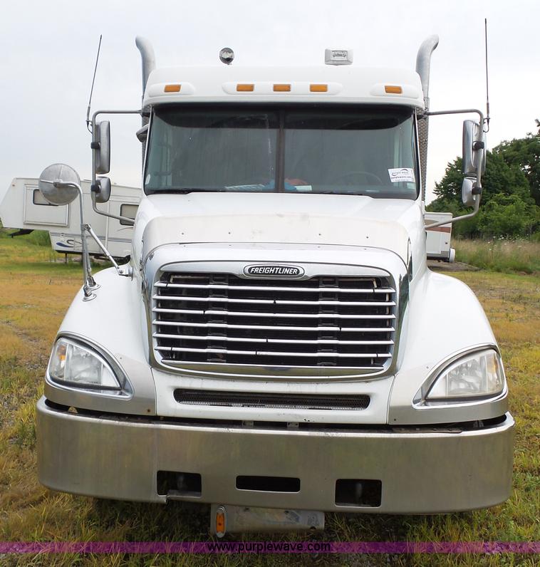 image for item L5509 2006 Freightliner Columbia semi truck