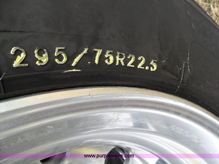 image for item L5509 2006 Freightliner Columbia semi truck