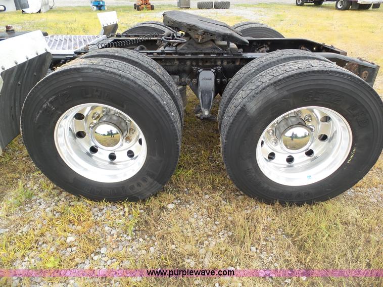 image for item L5509 2006 Freightliner Columbia semi truck