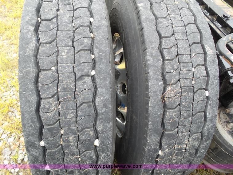 image for item L5509 2006 Freightliner Columbia semi truck