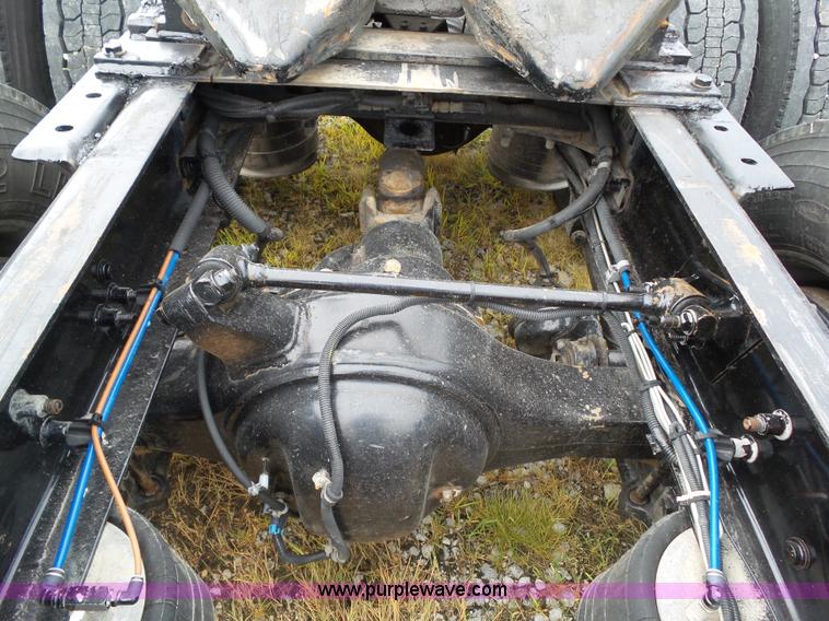 image for item L5509 2006 Freightliner Columbia semi truck