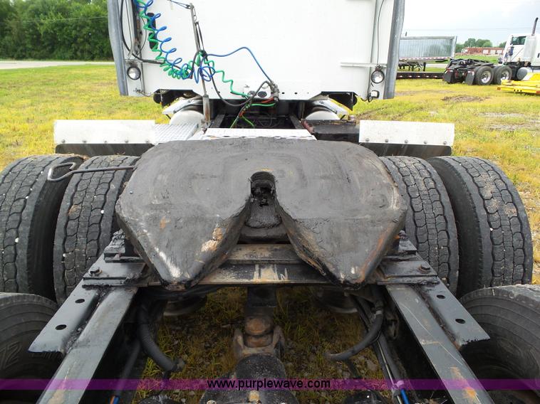 image for item L5509 2006 Freightliner Columbia semi truck