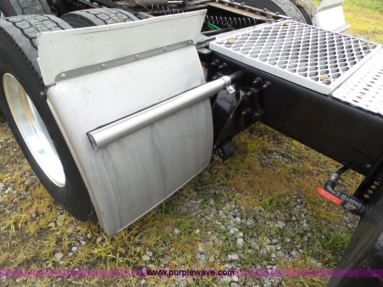 image for item L5509 2006 Freightliner Columbia semi truck