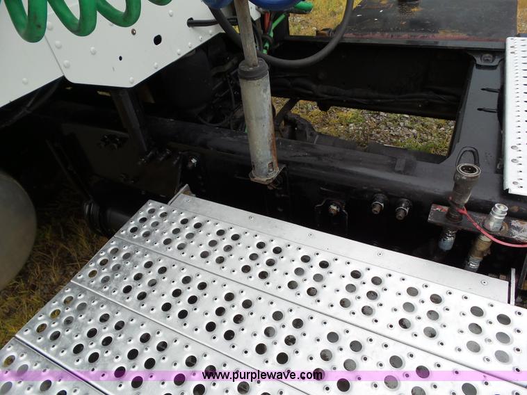 image for item L5509 2006 Freightliner Columbia semi truck