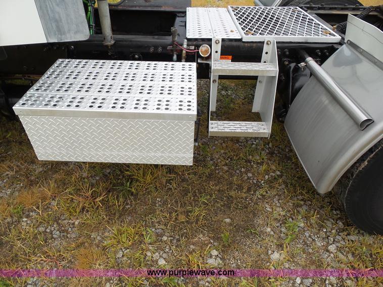 image for item L5509 2006 Freightliner Columbia semi truck