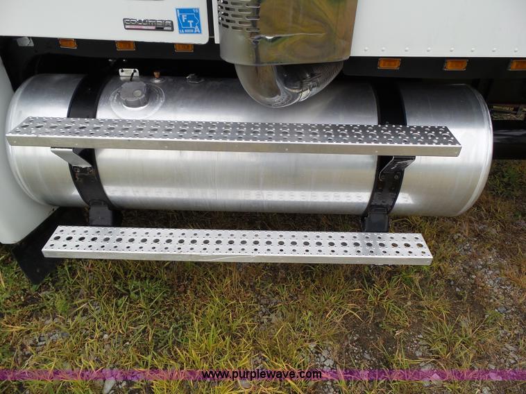 image for item L5509 2006 Freightliner Columbia semi truck