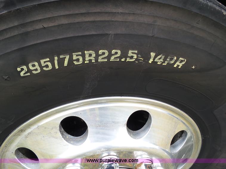 image for item L5509 2006 Freightliner Columbia semi truck