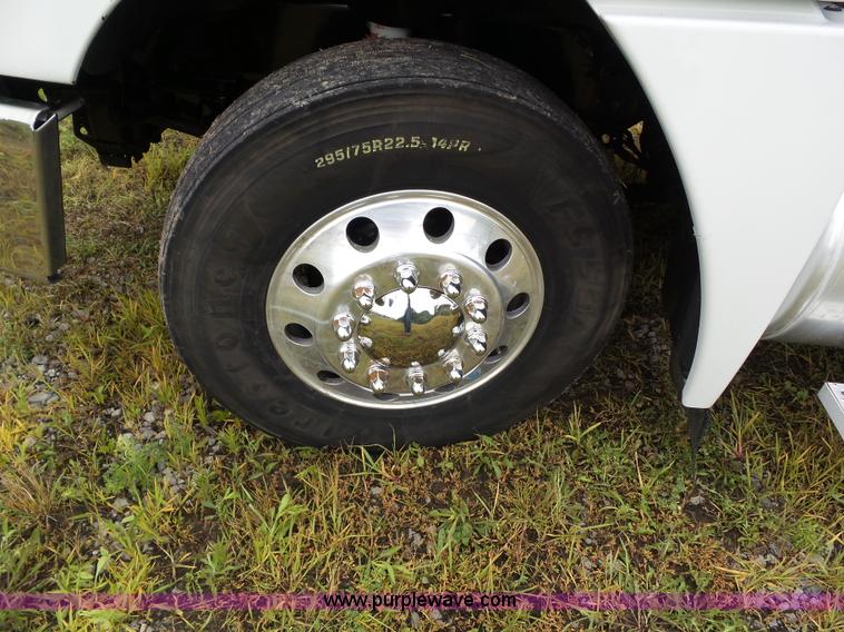 image for item L5509 2006 Freightliner Columbia semi truck