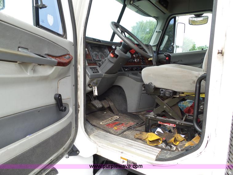 image for item L5509 2006 Freightliner Columbia semi truck