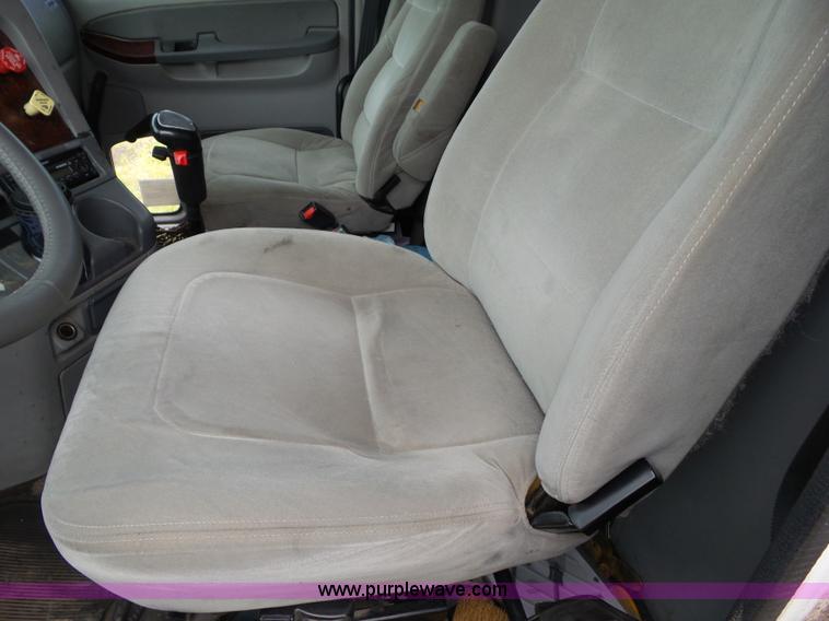 image for item L5509 2006 Freightliner Columbia semi truck