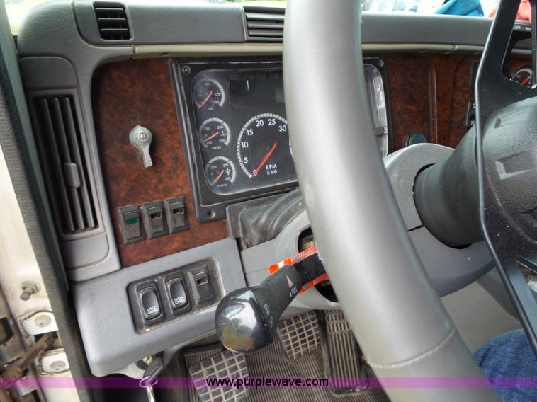 image for item L5509 2006 Freightliner Columbia semi truck