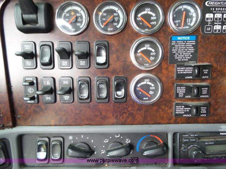 image for item L5509 2006 Freightliner Columbia semi truck