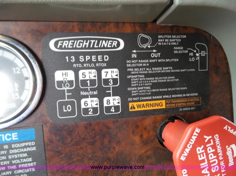 image for item L5509 2006 Freightliner Columbia semi truck