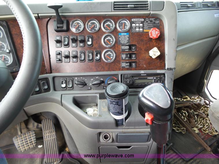 image for item L5509 2006 Freightliner Columbia semi truck