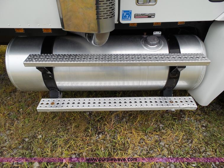 image for item L5509 2006 Freightliner Columbia semi truck