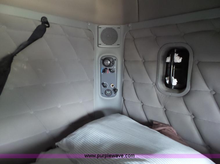 image for item L5509 2006 Freightliner Columbia semi truck