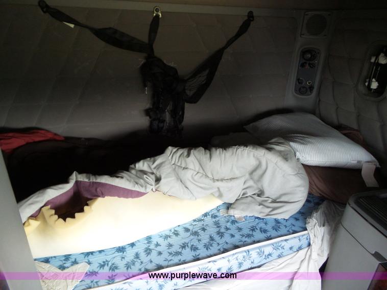 image for item L5509 2006 Freightliner Columbia semi truck