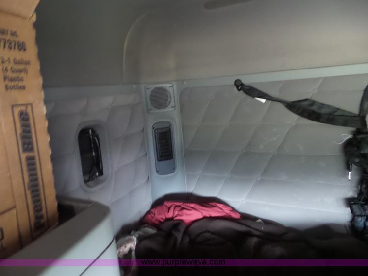 image for item L5509 2006 Freightliner Columbia semi truck