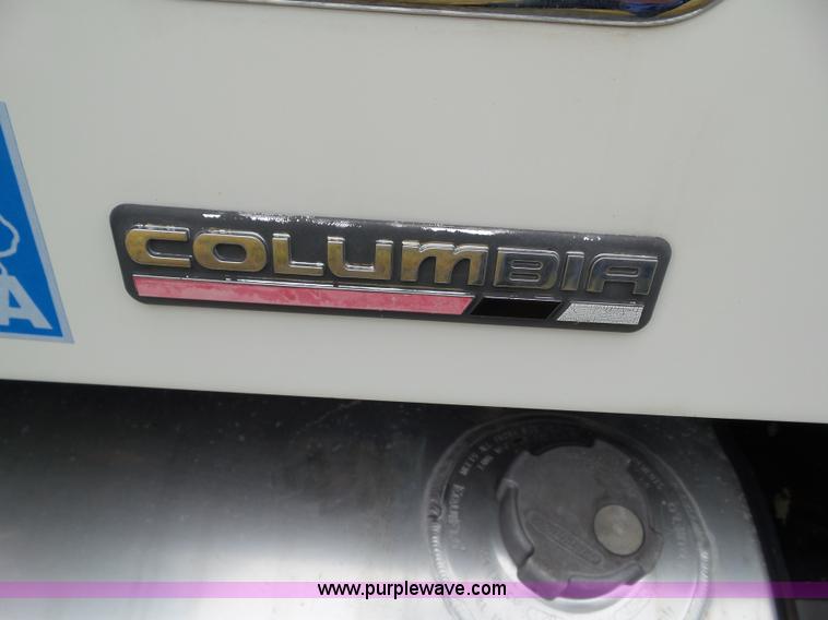 image for item L5509 2006 Freightliner Columbia semi truck