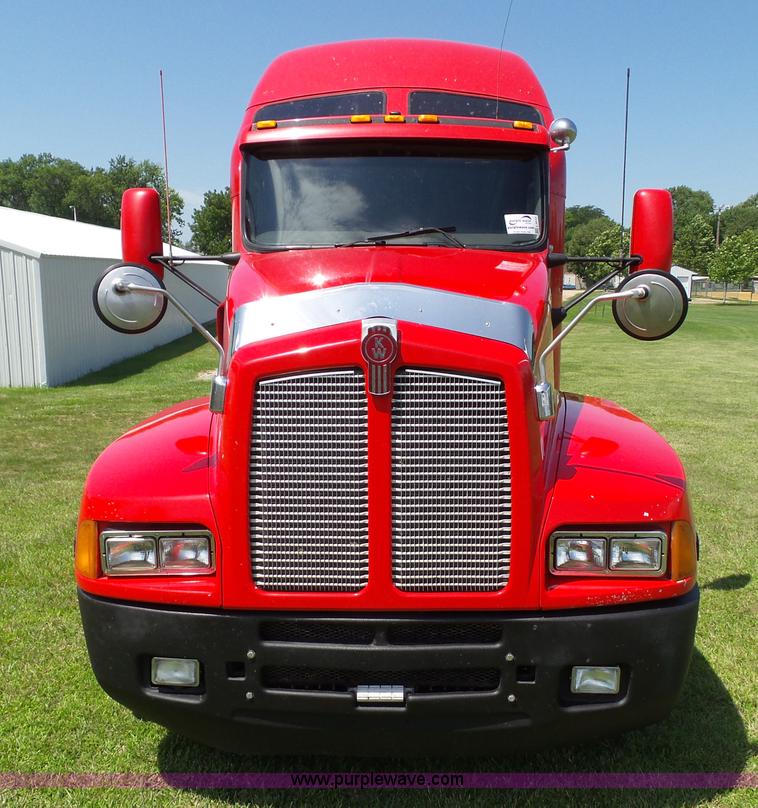 image for item L5514 2007 Kenworth T600 semi truck