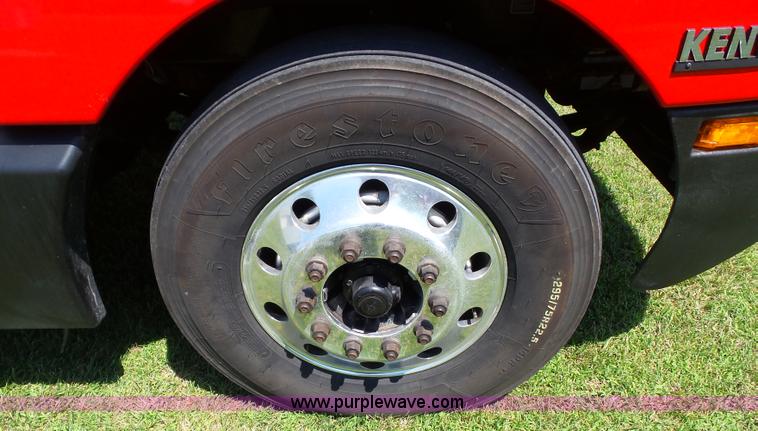 image for item L5514 2007 Kenworth T600 semi truck