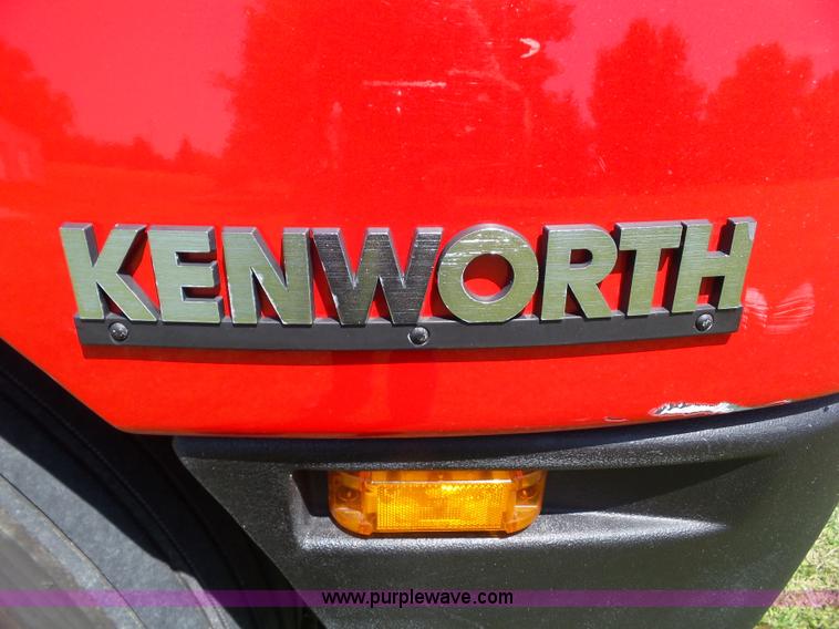 image for item L5514 2007 Kenworth T600 semi truck