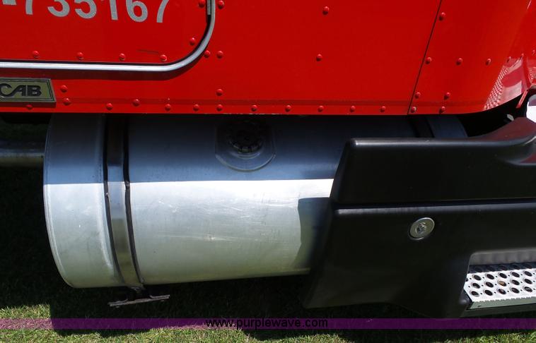 image for item L5514 2007 Kenworth T600 semi truck