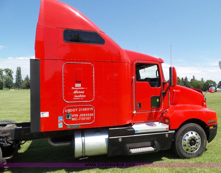image for item L5514 2007 Kenworth T600 semi truck