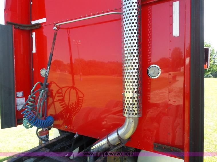 image for item L5514 2007 Kenworth T600 semi truck