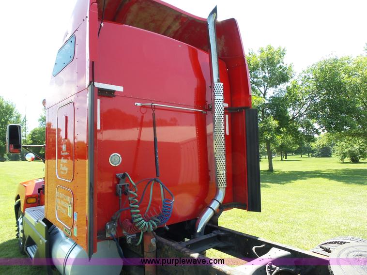 image for item L5514 2007 Kenworth T600 semi truck