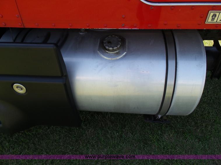 image for item L5514 2007 Kenworth T600 semi truck