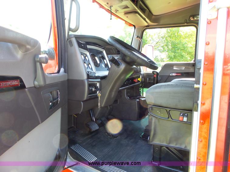 image for item L5514 2007 Kenworth T600 semi truck