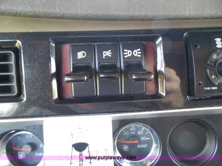 image for item L5514 2007 Kenworth T600 semi truck