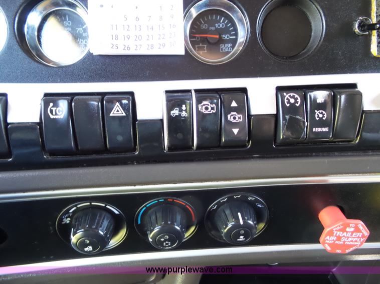 image for item L5514 2007 Kenworth T600 semi truck